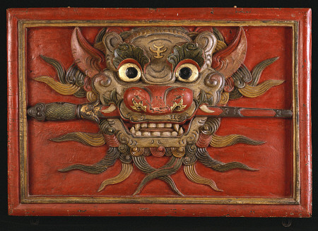 A Tibetan Polychrome Wooden Panel Carved In High Relief With A Kala Mask, 19th Century à 