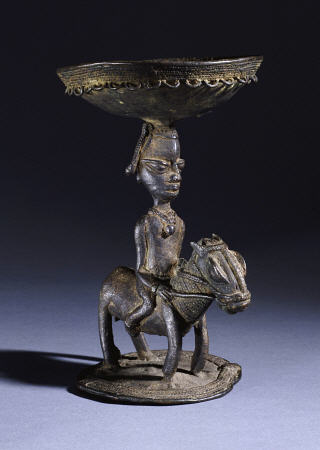 A Yoruba Bronze Ritual  Vessel, Probably For Ifa Divination, 18th Century, 20cm High à 