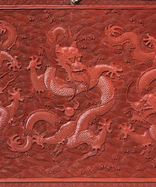 A Very Rare Imperial Cinnabar Lacquer ''Nine-Dragon'' Portable Tea-Ceremony Chest (Detail) à 