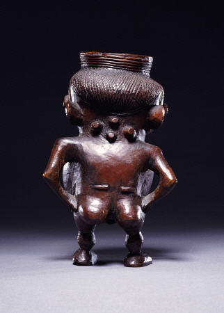 Backview Of A Wongo Cup Carved As A Female Standing Figure With Spherical Body à 