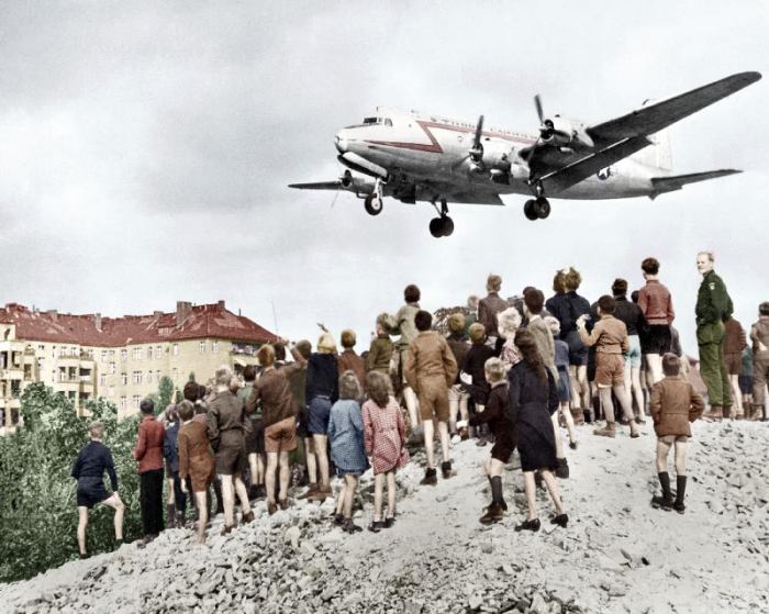 Berlin airlift : Blockade of Berlin by russian : Berliners looking at arrival of planes, approaching à 