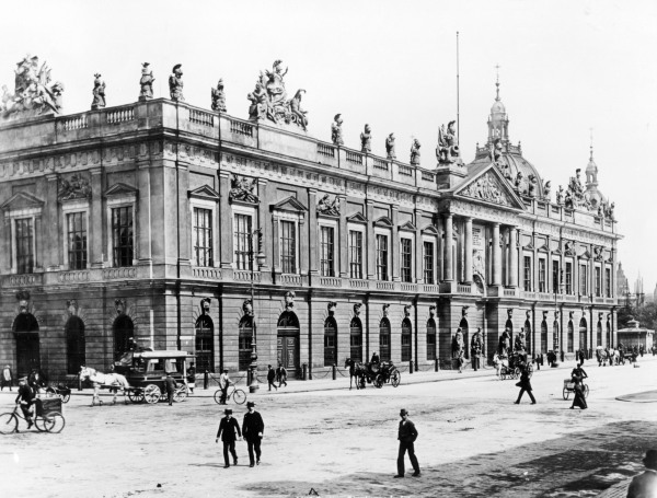 Berlin,Straßenfront Zeughaus/Foto Levy à 