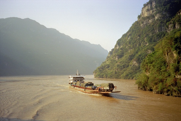 Boat on the Yangtse River, China, 2001 (colour photo)  à 