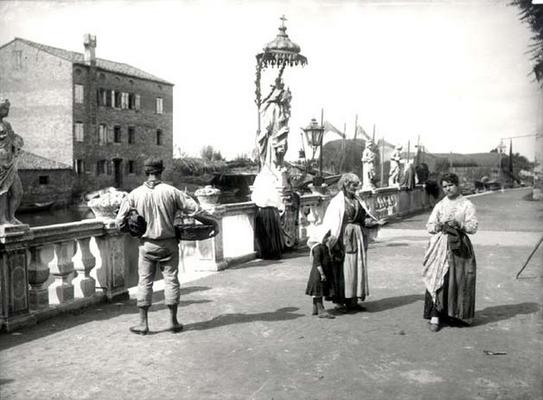 Beggars and Peasants, Chioggia (b/w photo) à 