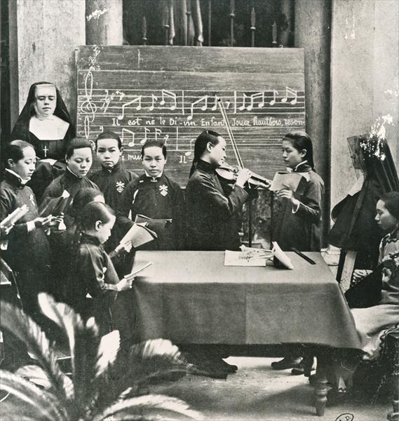 Carol practice in a French mission in China, early twentieth century (b/w photo)  à 