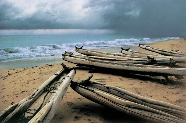 Catamarans fishing boats at beach (photo)  à 