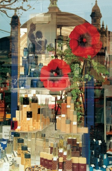 Central railway station reflected in perfumery shop front (photo)  à 