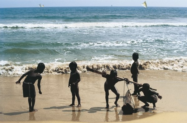 Children of fishermen at sea (photo)  à 