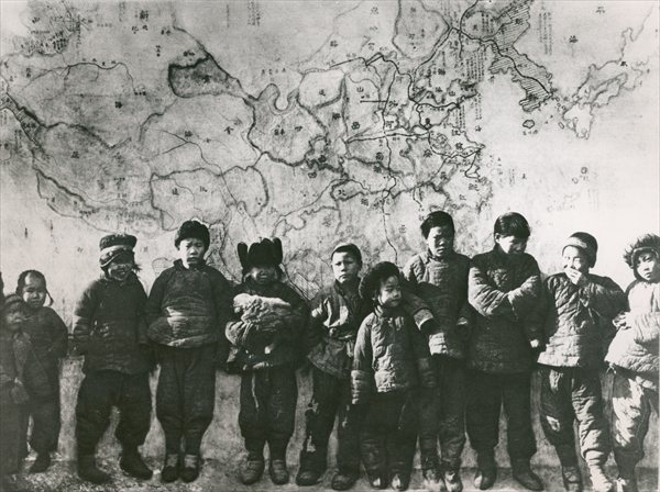 Chinese children in front of a mural, 1933 (b/w photo)  à 