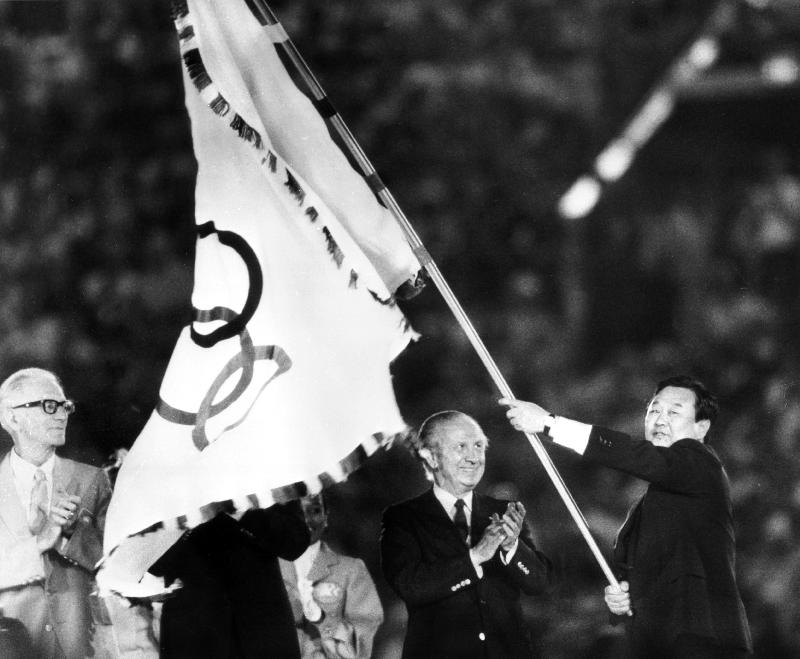 Closing ceremony of Olympic Games in Los Angeles: Mayor of Seoul, Bo Hyun Yum, with olympic flag, an à 