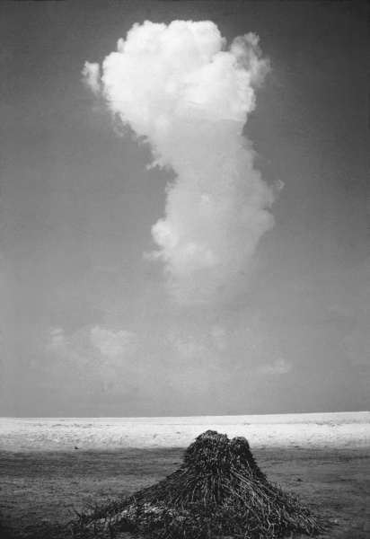Cloud after atomic explosion (b/w photo)  à 