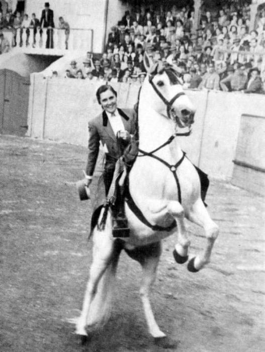 Conchita Cintron aka La Diosa Rubia, peruvian matador, here in Madrid à 