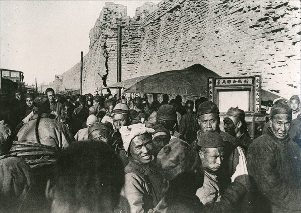 Crowd around a travelling theatre in Tien-Tsin, 1902 (b/w photo)  à 