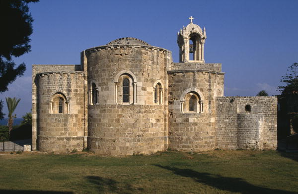 Crusaders church of St. John the Baptist, view of the chevet (photo)  à 