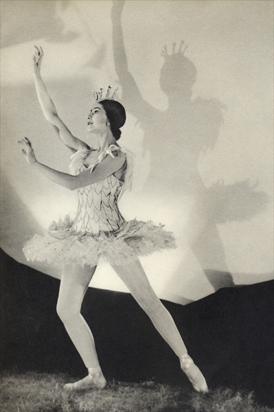 Dame Margot Fonteyn de Arias, from ''Footnotes to the Ballet'', published 1938 (b/w photo)  à 