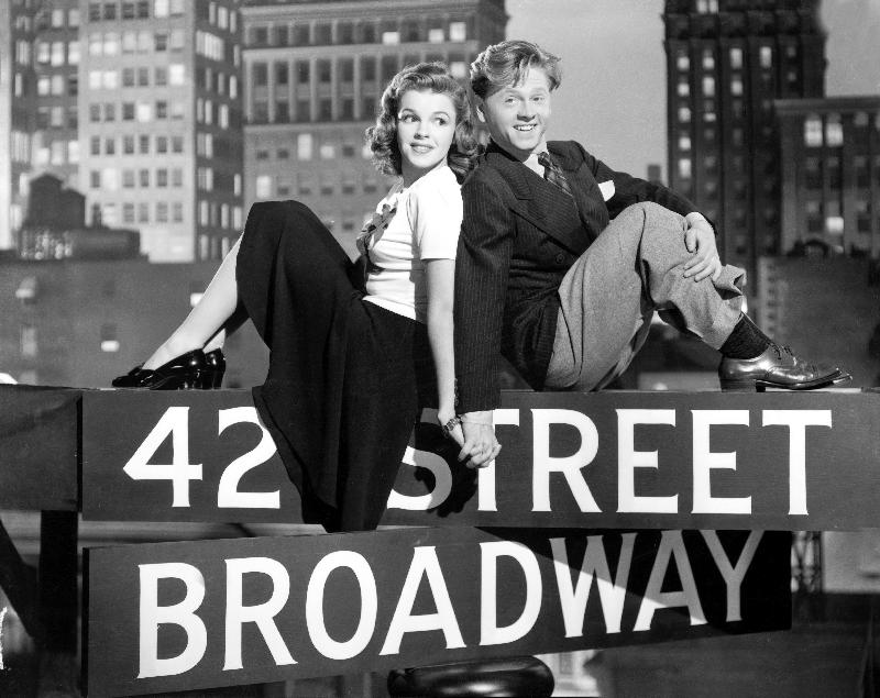 Debuts a Broadway BABES ON BROADWAY de BubsyBerkeley avec Judy Garland et Mickey Rooney à 