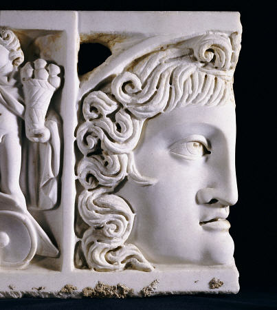 Detail Of A Roman Marble Sarcophagus Lid Fragment à 
