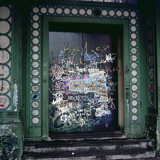 Doors with graffiti à 