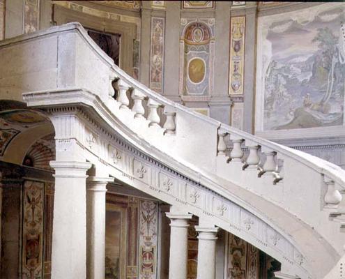 Detail of the stone staircase with a fleur-de-lys motif, designed by Jacopo Vignola (1507-73) and hi à 