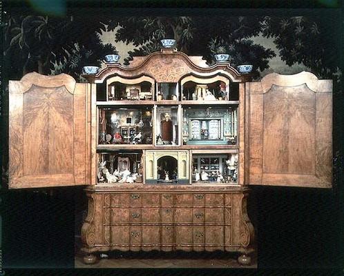 Doll's house cabinet made by Sara Ploos van Amstel (d.1760) 1743 (walnut veneer on oak) à 
