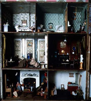 Doll's house showing original wallpapers and furnishings à 