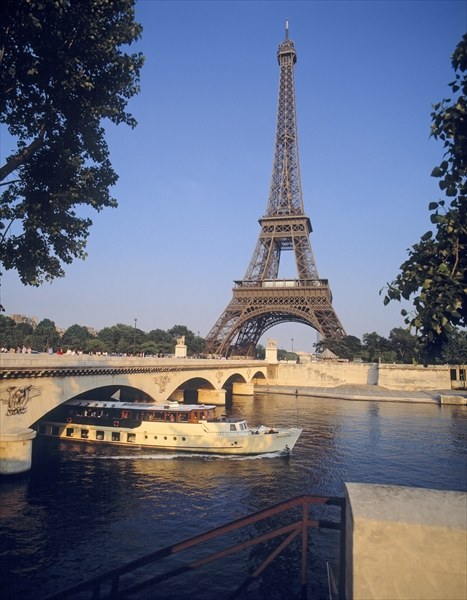 Eiffel Tower and the River Seine (photo)  à 