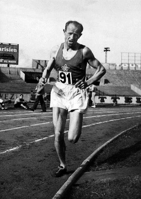 Emil Zatopek, czech runner during a 5000m race à 