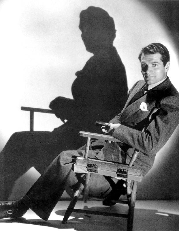 English Actor Laurence Olivier seated on a chair's director à 