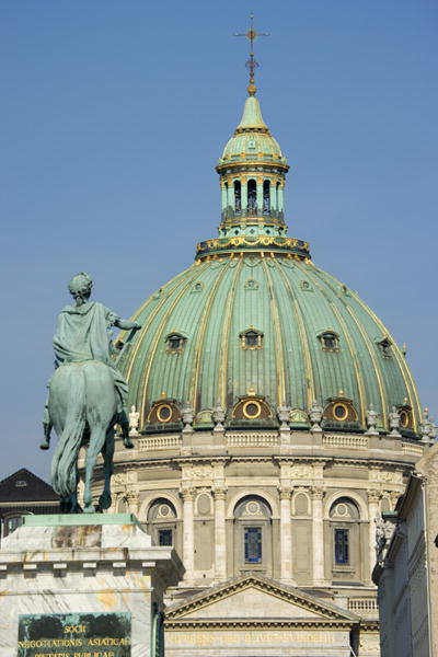 Equestrian statue of Frederick V (1723-66) with the dome of the Marmorkirken-Frederikskirken (photo) à 