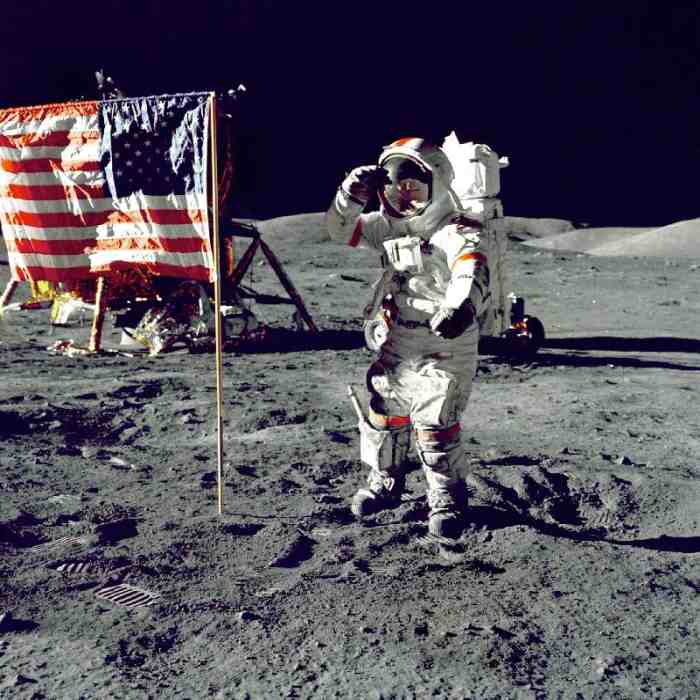 Eugene A. Cernan, Commander, Apollo 17 salutes the flag on the lunar surface during extravehicular a à 