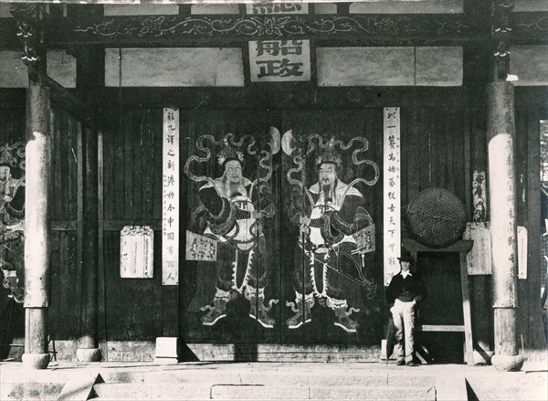 European man in front of Chinese temple, c.1860 (b/w photo)  à 