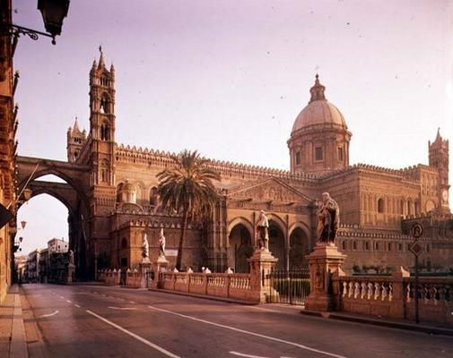 El Duomo, founded by Walter, Archbishop of Palermo ('Gualatiero Offamiglio') in 1185 (photo) à 