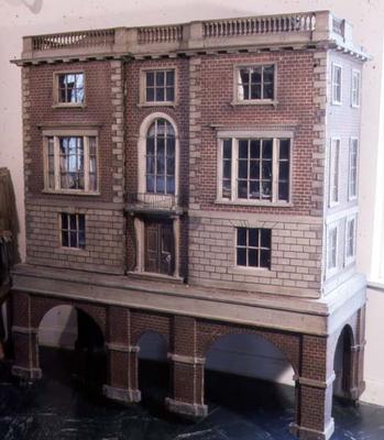 English balustraded doll's house with balcony, c.1775 à 
