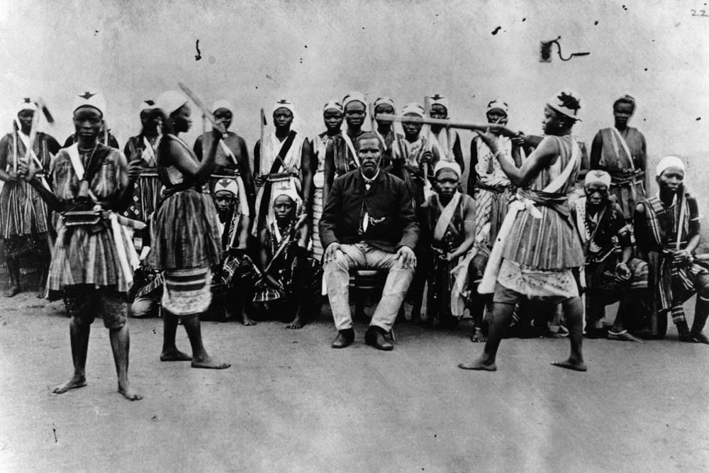 Female warriors from Dahomey, Benin,practising with weapons in front of Chacha, head and viceroy of  à 