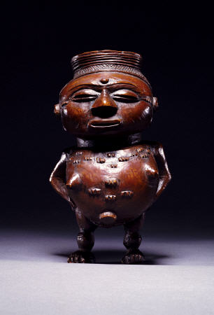 Face On View Of A Wongo Cup Carved As A Female Standing Figure With Spherical Body à 