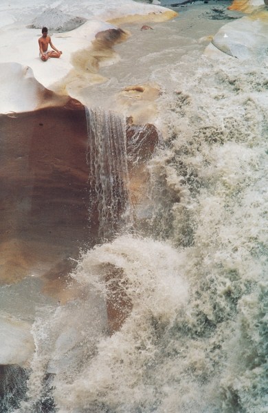 Falls of Bhagirathi river flowing at Gangotri (3020 m) (photo)  à 