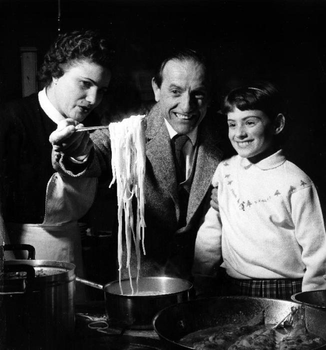 famille preparant des spaghetti et du poisson repas nourriture family preparing fish and pasta casse à 