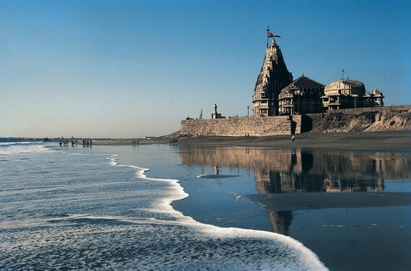 Famous temple of Shiva at Somnath beach (photo)  à 