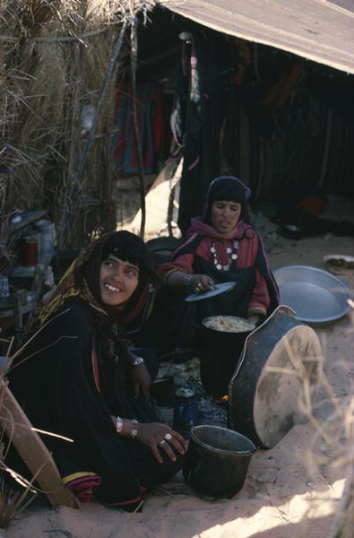 Females cooking, Bedouin encampment, Grand Erg Oriental (photo)  à 