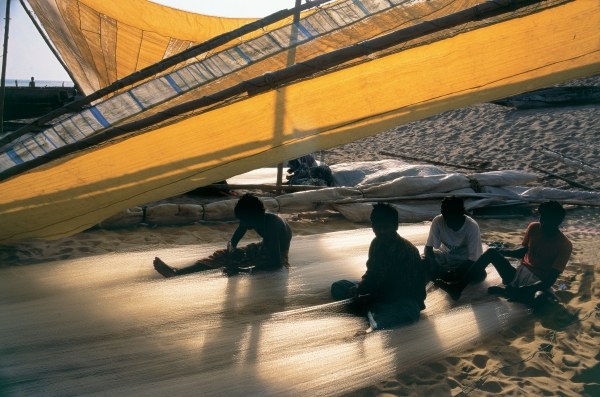 Fishermen mending nets, Gopalpur (photo)  à 