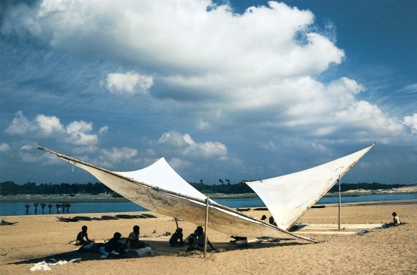 Fishermen mending their nets under shade of triangular sails, Gopalpur (photo)  à 