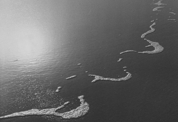 Foam water on sand, Porbandar (b/w photo)  à 