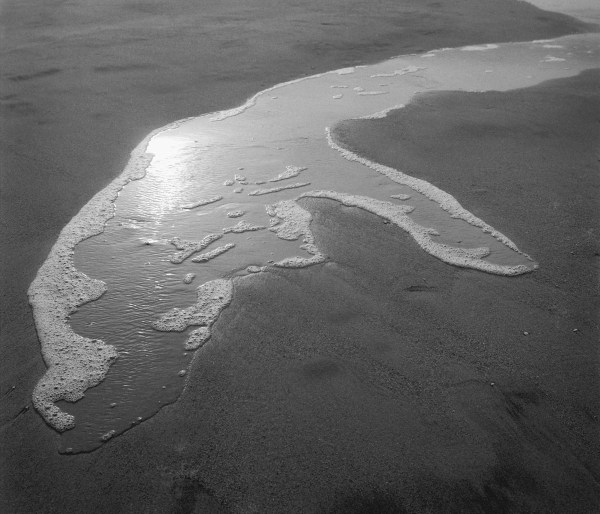 Foam water on sand, Porbandar (b/w photo)  à 