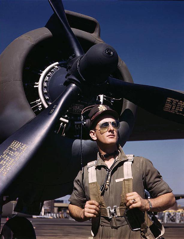 F.W. Hunter, Army test pilot, Douglas Aircraft Company plant at Long Beach, Calif. à 