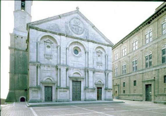 Facade of the Cathedral designed by Bernardo Rossellino (1409-64), the pediment bearing the papal ar à 