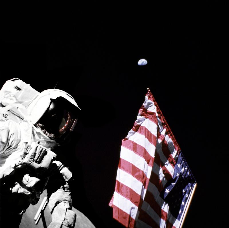 Geologist-Astronaut Harrison Schmitt, Apollo 17 Lunar Module pilot, is photographed next to the Amer à 