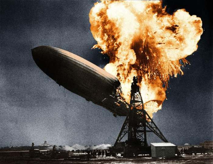 German dirigible LZ-129 Hindenburg here in flame when he arrived in Lakehurst airport near New York à 