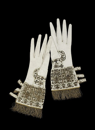 Gloves presented to Queen Elizabeth I on her visit to Oxford University in 1566 (textile and gold em à 