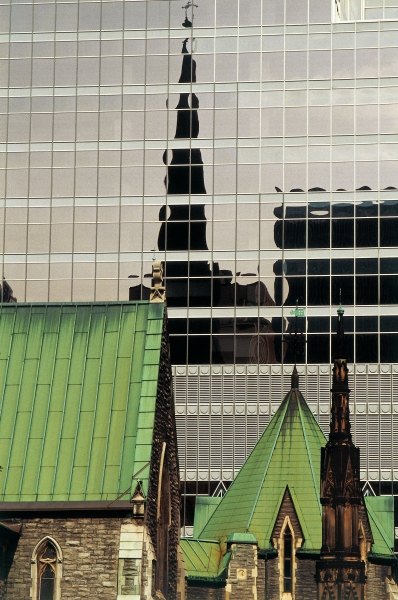 Green roofs and church reflected in glass panels (photo)  à 