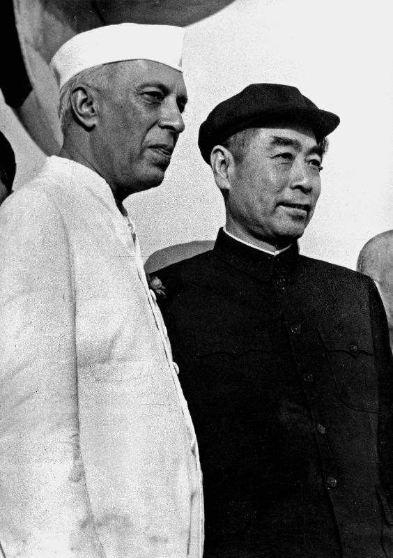 Indian Prime Minister Nehru with chinese Chu en Lai in New Delhi à 